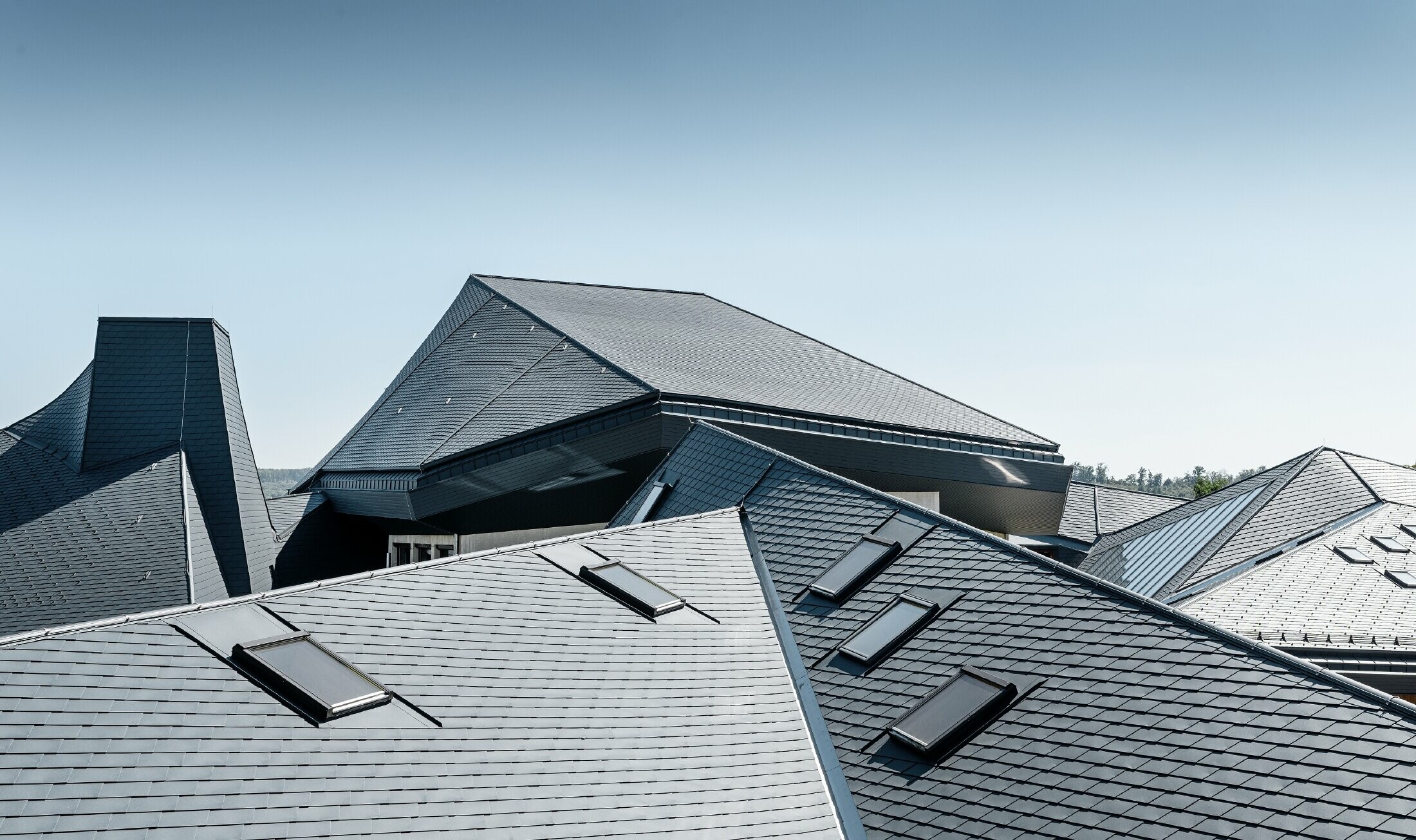 École Waldorf de Heidenheim au toit rénové — L’importante toiture aux nombreux angles, recoins et inclinaisons a été réalisée avec des bardeaux PREFA anthracite