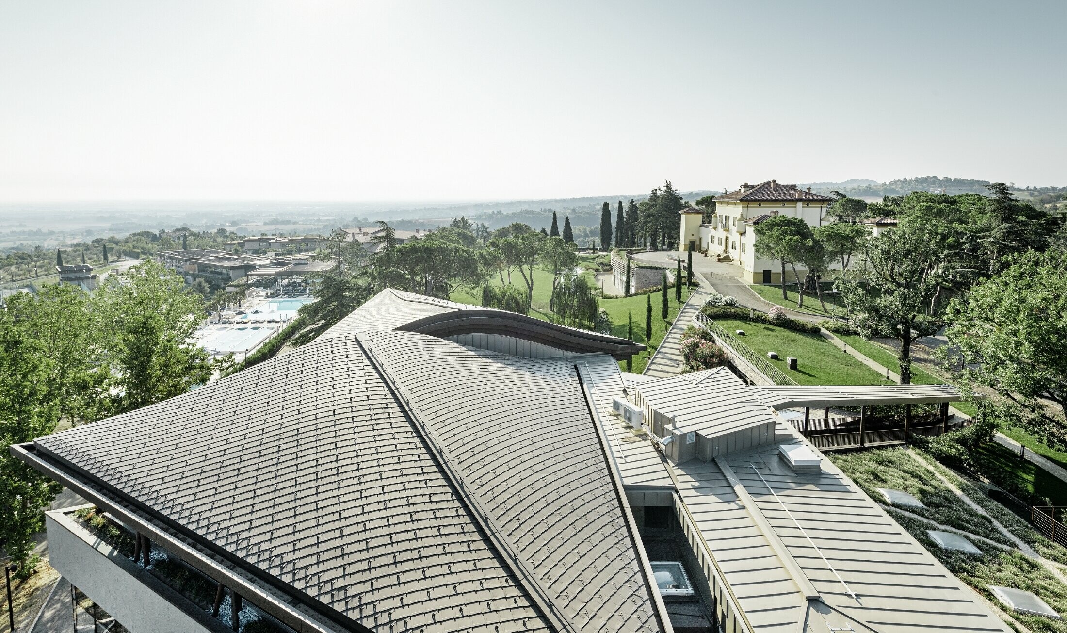 Palazzo du complexe golfique Varignana — Grande toiture en aluminium PREFA (brun)