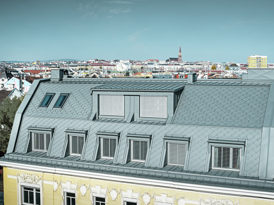 Prise de vue rapprochée du bâtiment classé qu'est l'hôtel Schönbrunn à Vienne. Il a été couvert en losange de toiture 29x29 Prefa et Prefalz dans la teinte P.10 gris souris.