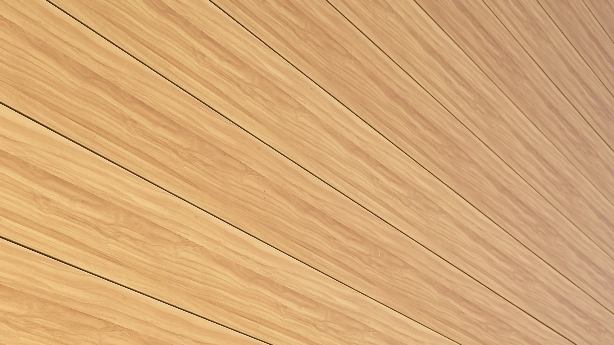 Gros plan sur la façade en aluminium PREFA Sidings couleur chêne naturel d'une maison individuelle à Usingen, en Allemagne.
