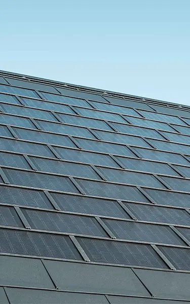 Tuile solaire PREFA recouvrant toute une surface, combinée à la R.16 couleur P.10 anthracite.