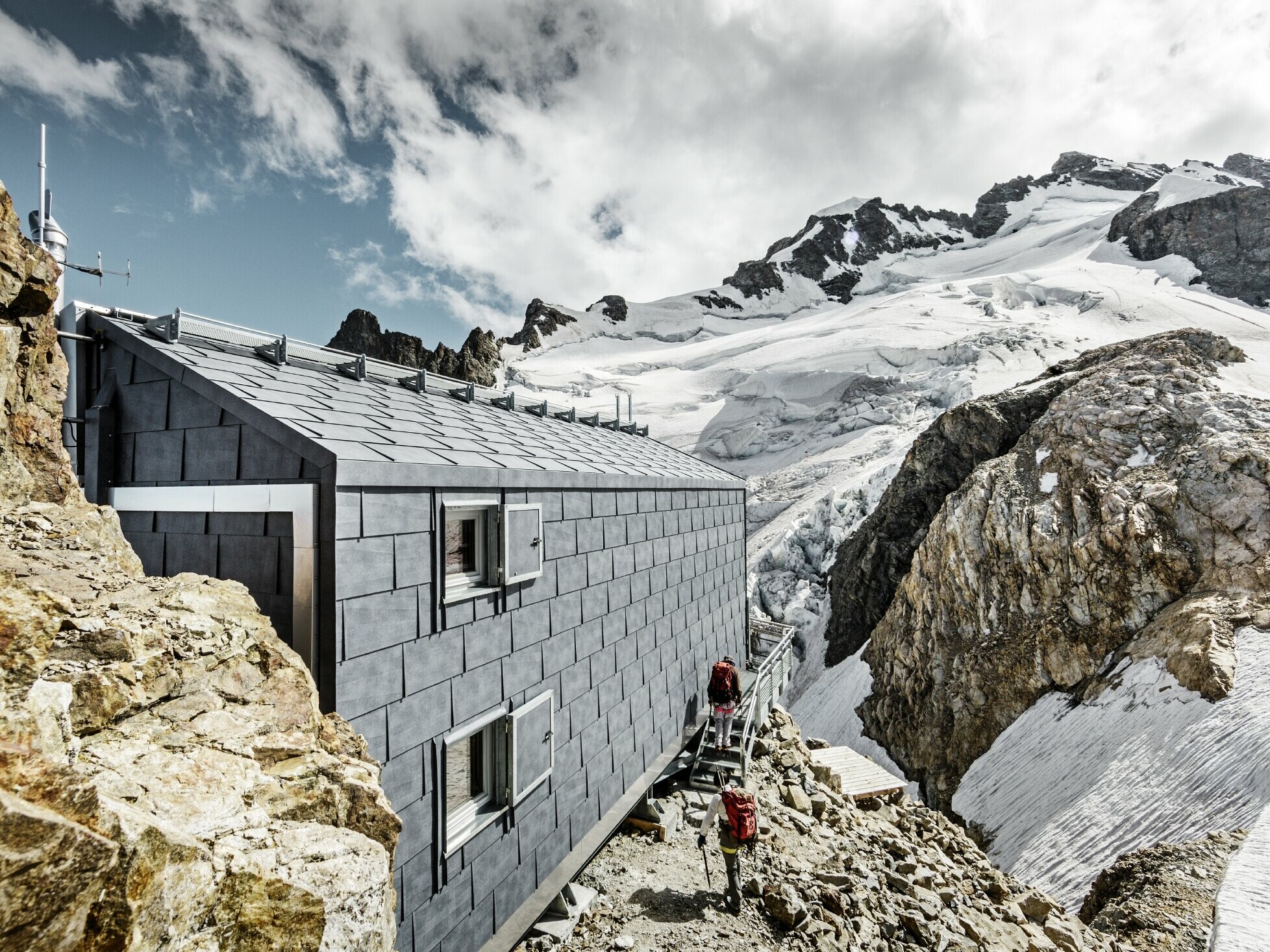 Berghütte auf dem La Meije in Frankreich verkleidet mit FX.12 in P.10 Steingrau