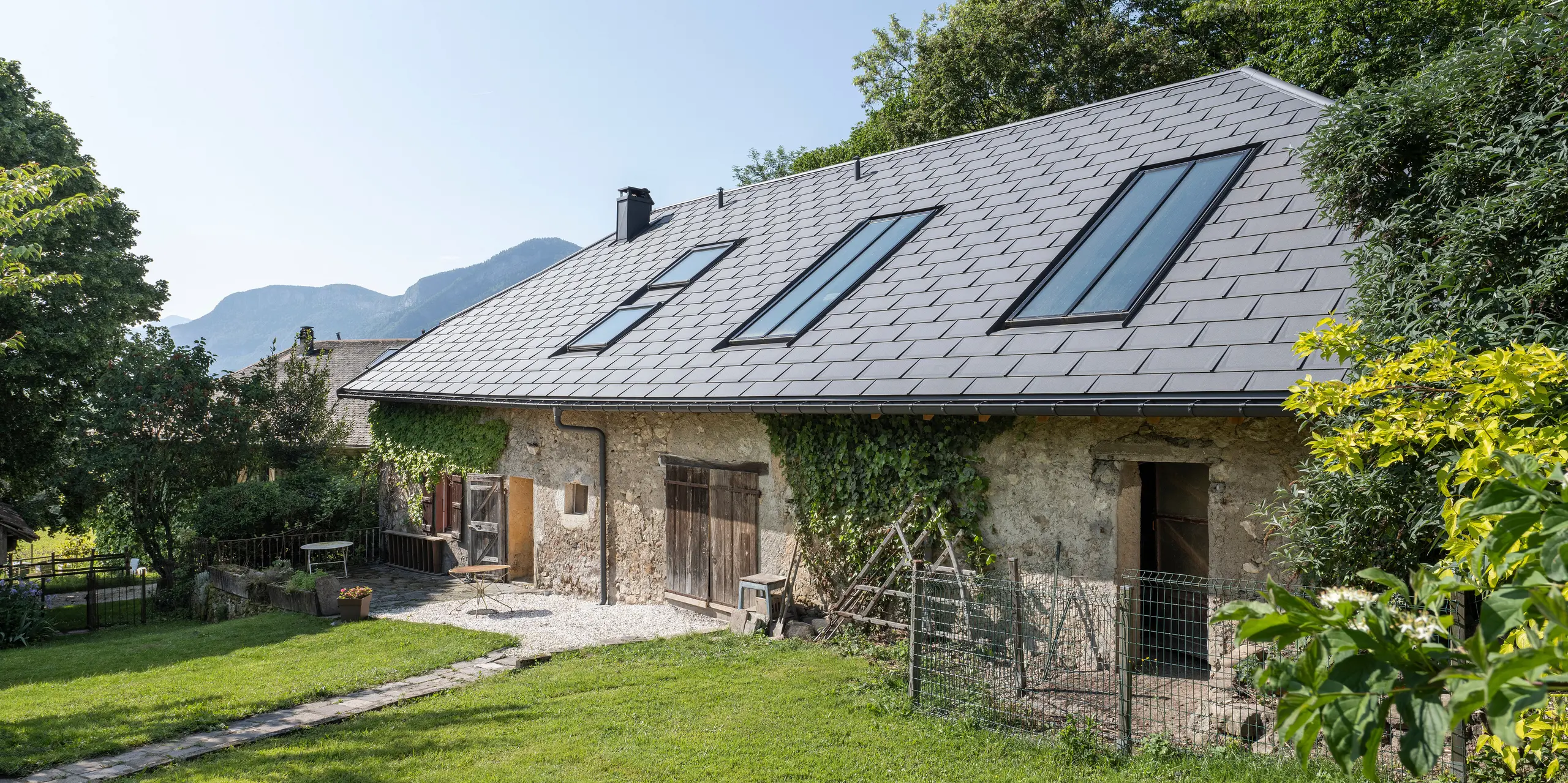 R.16 PREFA en P.10 gris sombre sur le toit d'une ancienne ferme en Haute-Savoie (France)