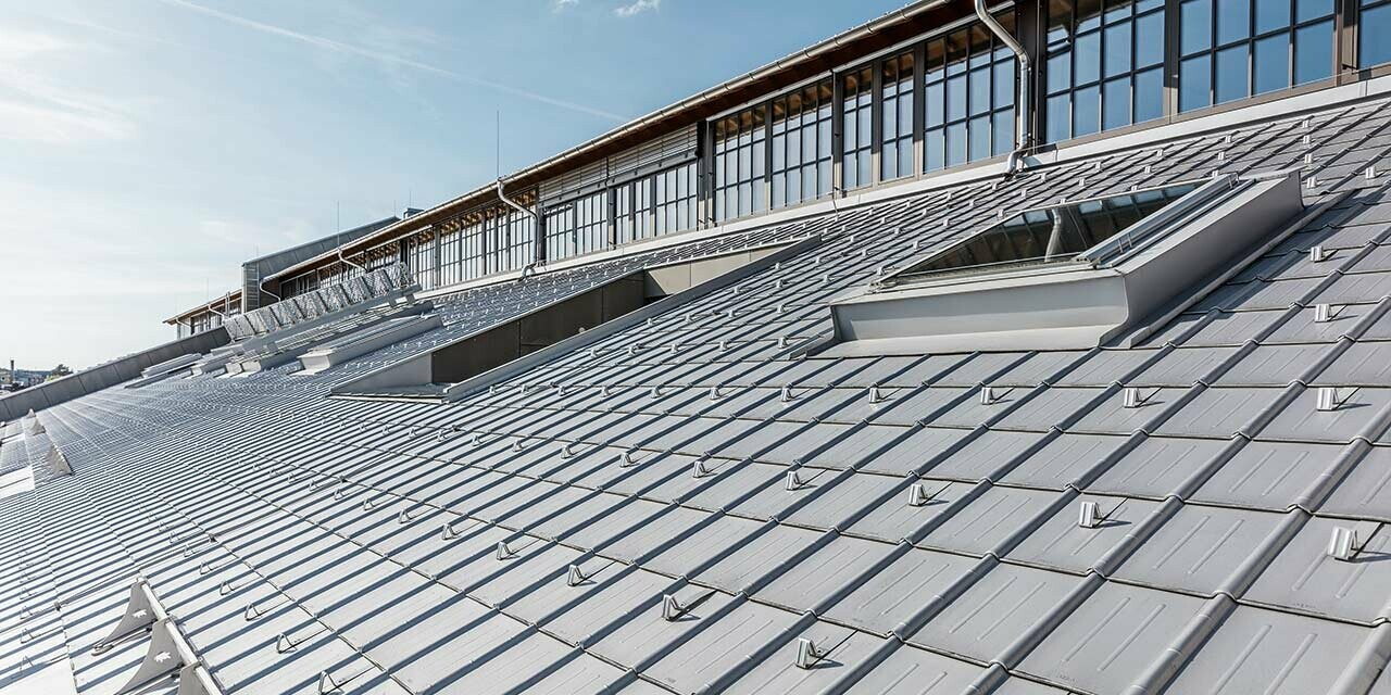 Vue détaillée de la tuile PREFA avec arrêts neige sur le Panzerhalle de Salzbourg