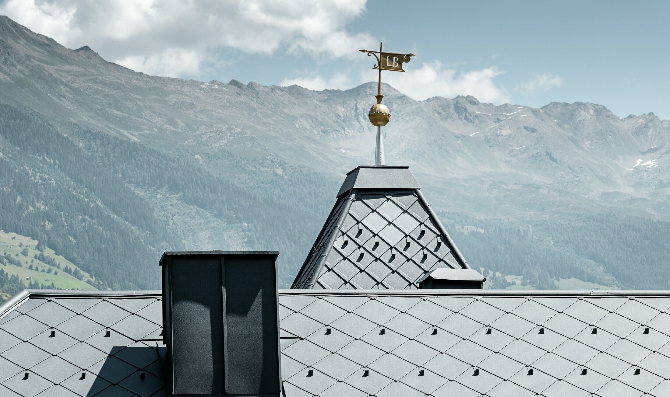 Villa flanquée d’une tour et hébergeant une pizzéria au rez-de-chaussée — Toiture en aluminium PREFA de couleur anthracite