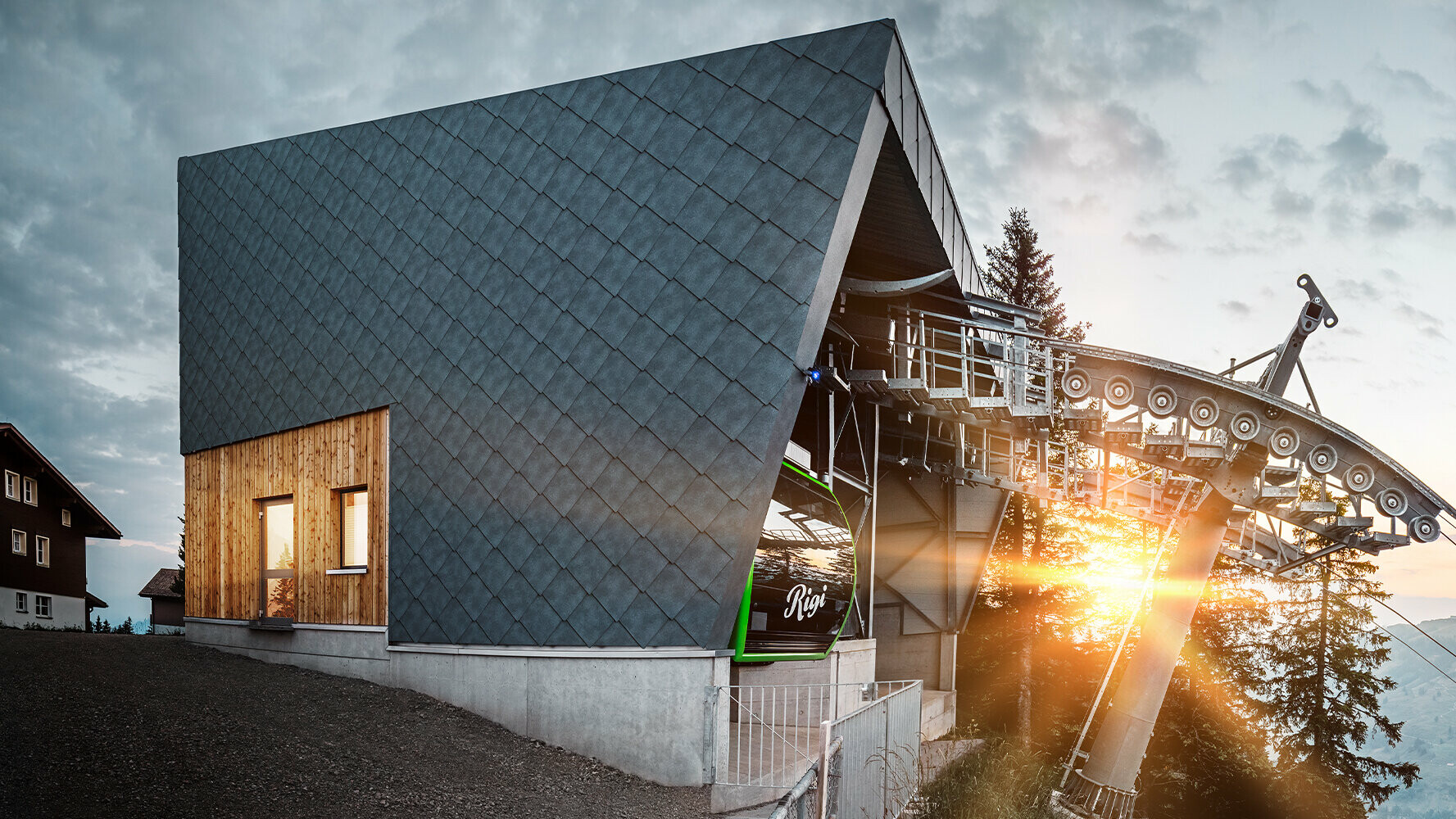 La toiture et la façade d'une station de téléphérique en Suisse au couché du soleil