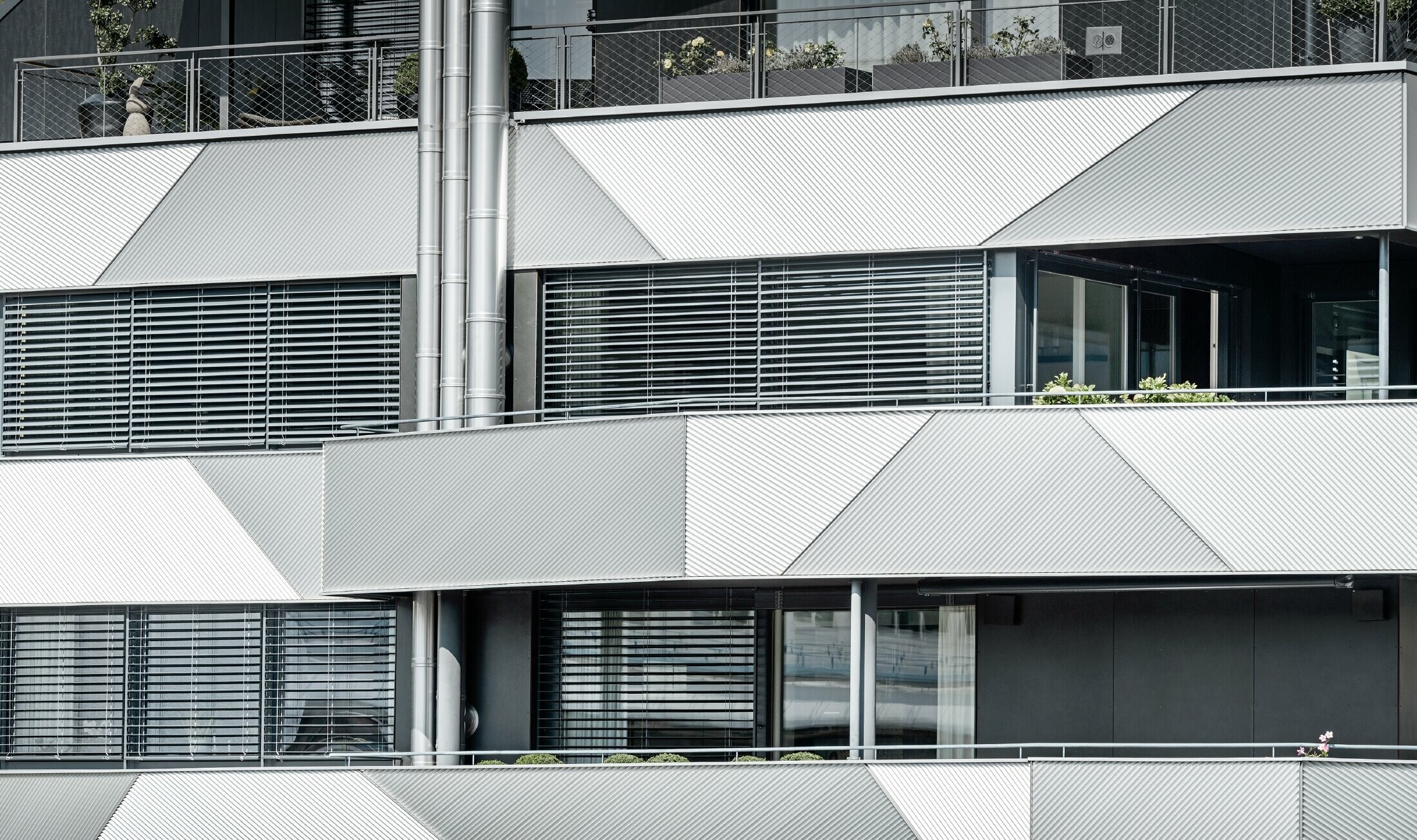 Profil triangle PREFA monté en oblique pour une conception de façade personnalisée.