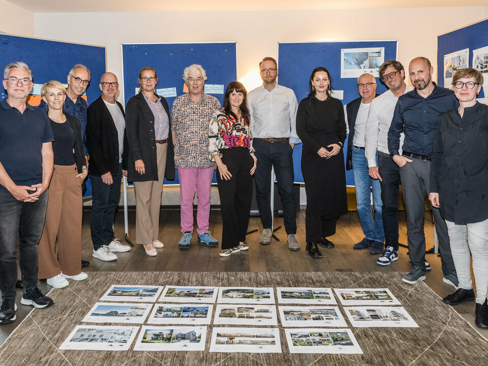 Photo de groupe du jury des PREFARENZEN 2023, une fois la sélection finalisée. Dirk Lorenz (Leinert Lorenz Architekten), Veronika Roll (Marketing, PREFA Autriche), Wolfgang Croce (Croce & Wir, Graz), Jürgen Jungmair (Directeur marketing international, PREFA), Judit Nemere (Direction, PREFA Hongrie), Matthias Finkentey (Animateur), Bettina Almeida (Communication, PREFA Autriche), Christian Wirth (Responsable régional Est, PREFA Autriche), Selina Wach (Responsable discours, Architektur Aktuell), Thomas Schlett (B3 Architekten), Sven Disser (Directeur développement, Bauwerk), Falk Leinert (Leinert Lorenz Architekten) et Juliane Croce (Croce & Wir, Graz).