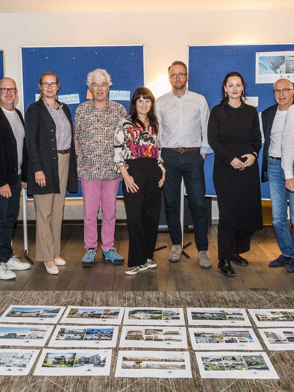 Photo de groupe du jury des PREFARENZEN 2023, une fois la sélection finalisée. Dirk Lorenz (Leinert Lorenz Architekten), Veronika Roll (Marketing, PREFA Autriche), Wolfgang Croce (Croce & Wir, Graz), Jürgen Jungmair (Directeur marketing international, PREFA), Judit Nemere (Direction, PREFA Hongrie), Matthias Finkentey (Animateur), Bettina Almeida (Communication, PREFA Autriche), Christian Wirth (Responsable régional Est, PREFA Autriche), Selina Wach (Responsable discours, Architektur Aktuell), Thomas Schlett (B3 Architekten), Sven Disser (Directeur développement, Bauwerk), Falk Leinert (Leinert Lorenz Architekten) et Juliane Croce (Croce & Wir, Graz).