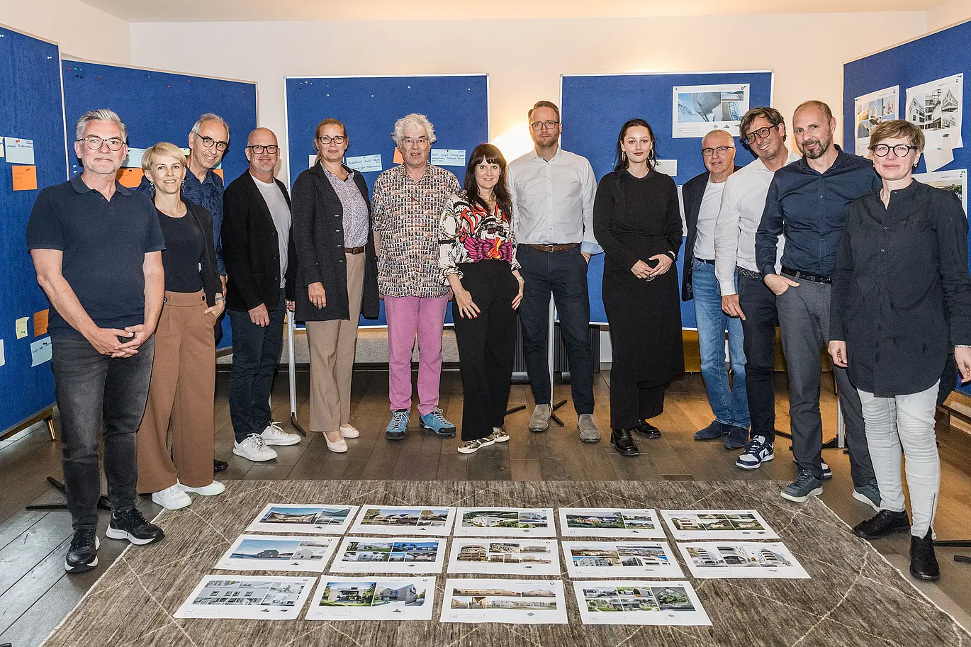 Photo de groupe du jury des PREFARENZEN 2023, une fois la sélection finalisée. Dirk Lorenz (Leinert Lorenz Architekten), Veronika Roll (Marketing, PREFA Autriche), Wolfgang Croce (Croce & Wir, Graz), Jürgen Jungmair (Directeur marketing international, PREFA), Judit Nemere (Direction, PREFA Hongrie), Matthias Finkentey (Animateur), Bettina Almeida (Communication, PREFA Autriche), Christian Wirth (Responsable régional Est, PREFA Autriche), Selina Wach (Responsable discours, Architektur Aktuell), Thomas Schlett (B3 Architekten), Sven Disser (Directeur développement, Bauwerk), Falk Leinert (Leinert Lorenz Architekten) et Juliane Croce (Croce & Wir, Graz).