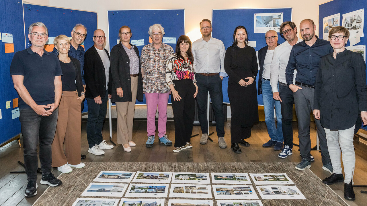 Photo de groupe du jury des PREFARENZEN 2023, une fois la sélection finalisée. Dirk Lorenz (Leinert Lorenz Architekten), Veronika Roll (Marketing, PREFA Autriche), Wolfgang Croce (Croce & Wir, Graz), Jürgen Jungmair (Directeur marketing international, PREFA), Judit Nemere (Direction, PREFA Hongrie), Matthias Finkentey (Animateur), Bettina Almeida (Communication, PREFA Autriche), Christian Wirth (Responsable régional Est, PREFA Autriche), Selina Wach (Responsable discours, Architektur Aktuell), Thomas Schlett (B3 Architekten), Sven Disser (Directeur développement, Bauwerk), Falk Leinert (Leinert Lorenz Architekten) et Juliane Croce (Croce & Wir, Graz).