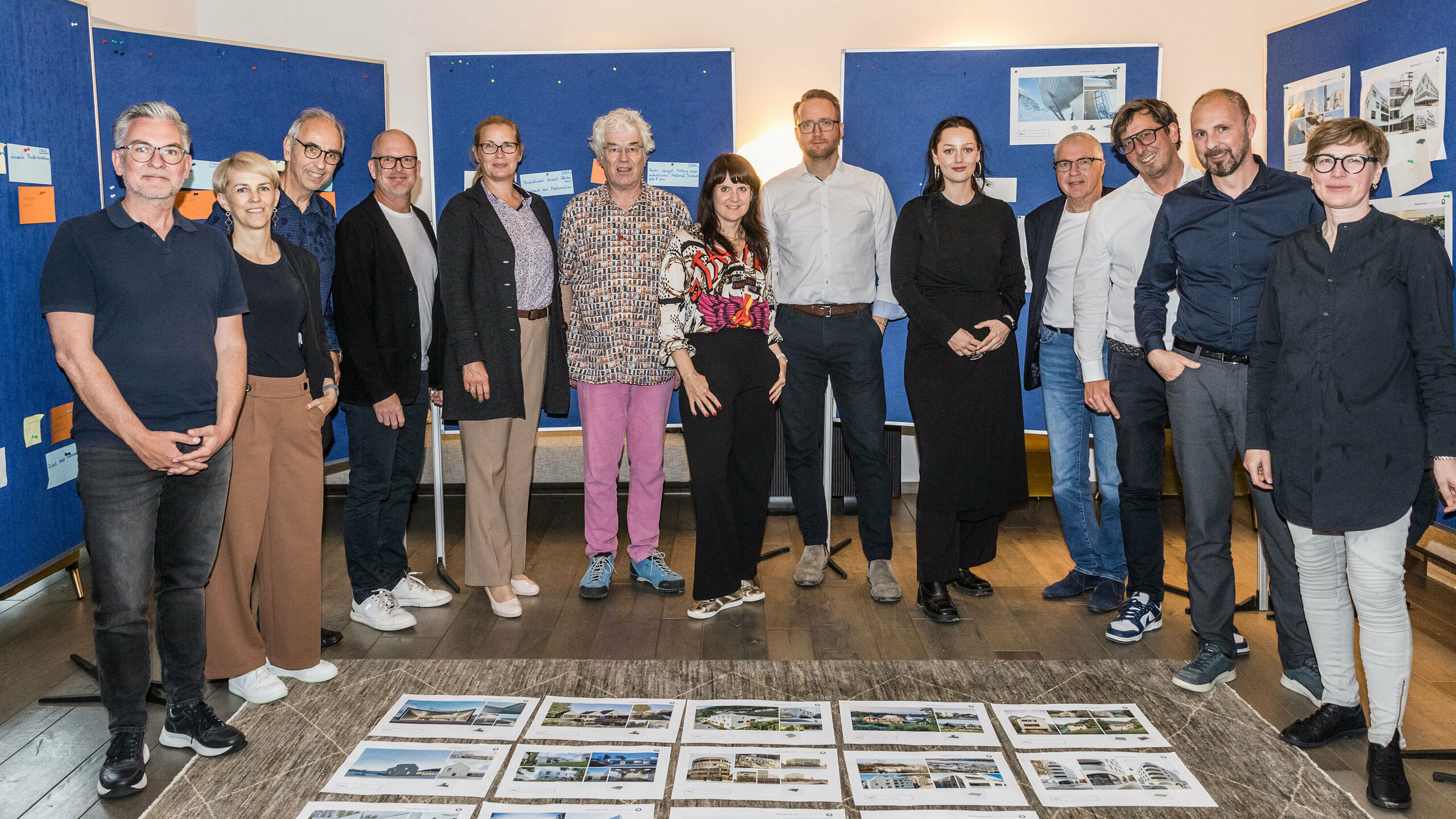 Photo de groupe du jury des PREFARENZEN 2023, une fois la sélection finalisée. Dirk Lorenz (Leinert Lorenz Architekten), Veronika Roll (Marketing, PREFA Autriche), Wolfgang Croce (Croce & Wir, Graz), Jürgen Jungmair (Directeur marketing international, PREFA), Judit Nemere (Direction, PREFA Hongrie), Matthias Finkentey (Animateur), Bettina Almeida (Communication, PREFA Autriche), Christian Wirth (Responsable régional Est, PREFA Autriche), Selina Wach (Responsable discours, Architektur Aktuell), Thomas Schlett (B3 Architekten), Sven Disser (Directeur développement, Bauwerk), Falk Leinert (Leinert Lorenz Architekten) et Juliane Croce (Croce & Wir, Graz).