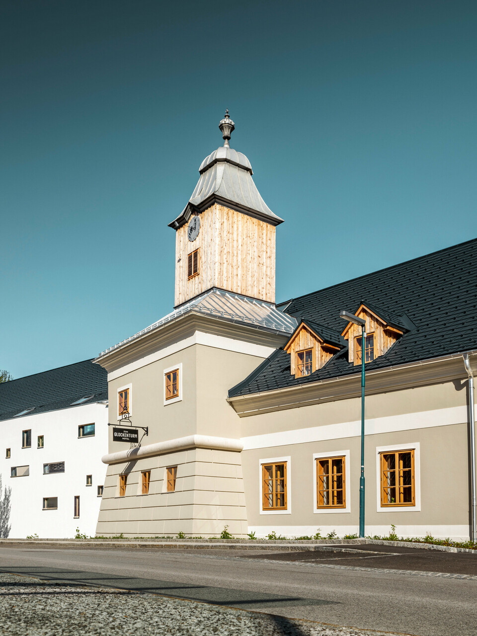 Le toit de l'hôtel Glockenturm à Marktl près de Lilienfeld a été recouvert de bardeaux PREFA en anthracite P.10. Le système de drainage du toit PREFA du bâtiment reste naturel. Non loin de l'hôtel Glockenturm se trouve le Leopold - notre auberge. Le bâtiment du restaurant a également été recouvert de produits PREFA.