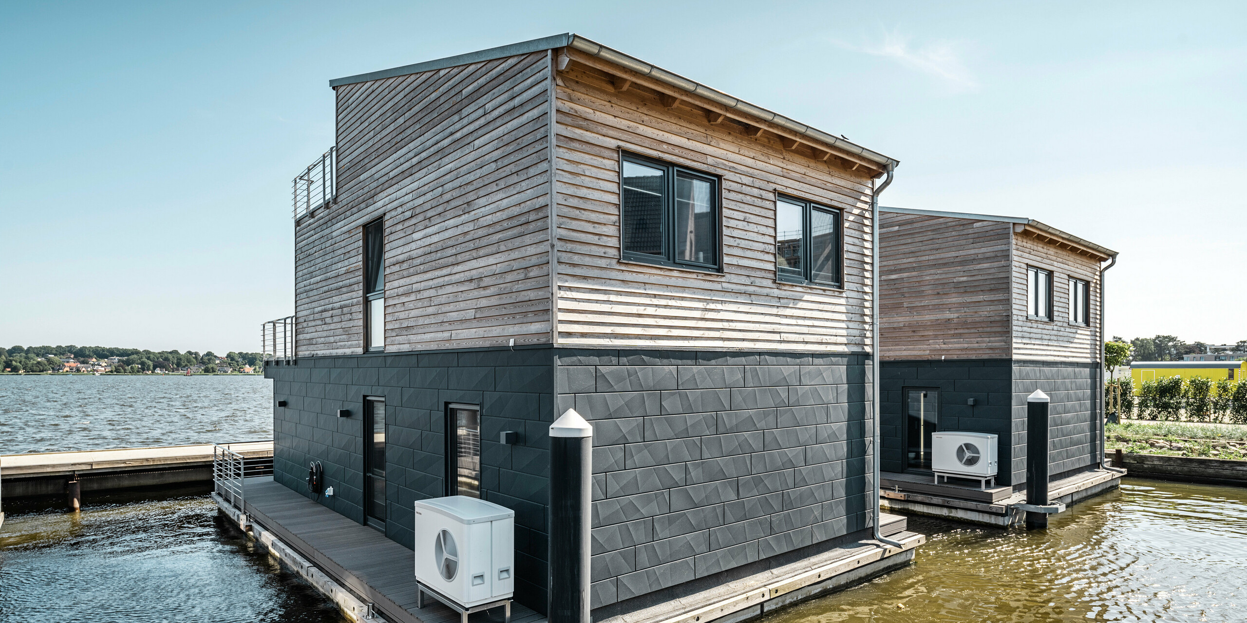 La façade en aluminium Siding.X PREFA entoure onze maisons flottantes dans le port pionnier du Schleswig.