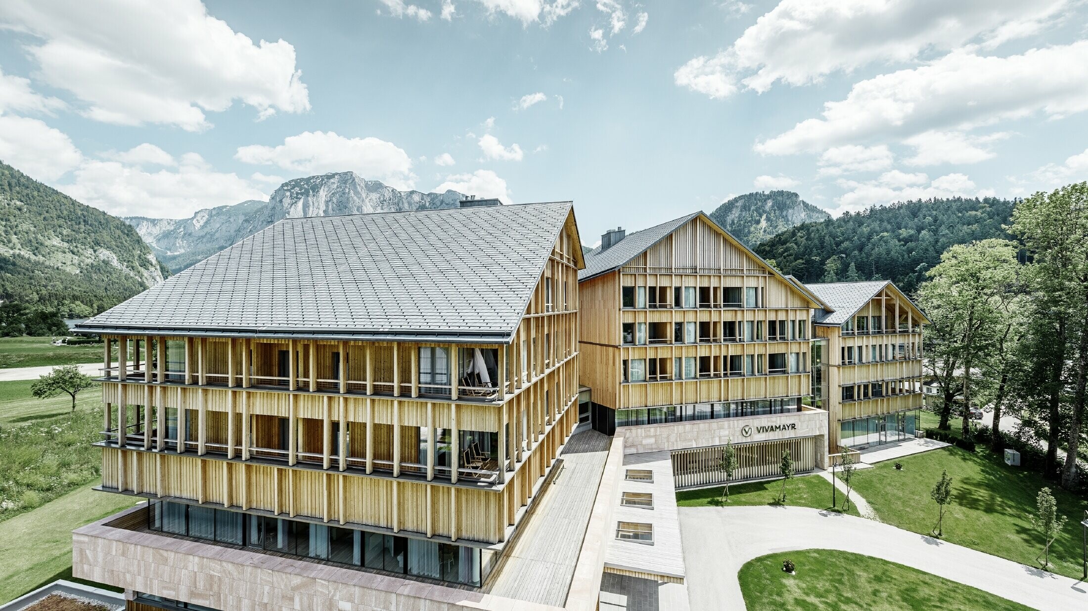 Hôtel Vivamayr à Altaussee, avec façade en bois et toit en bardeaux PREFA