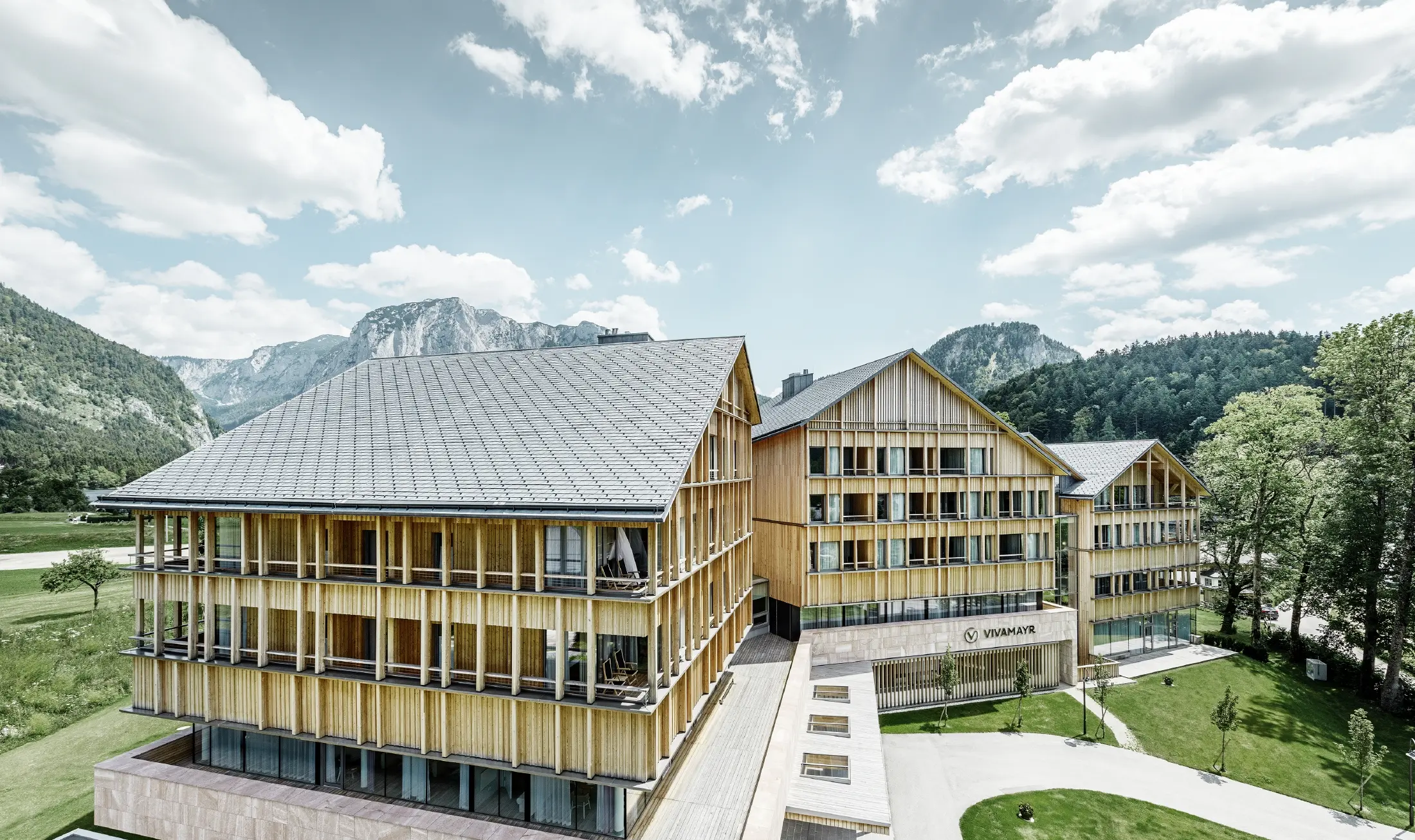 Hôtel Vivamayr à Altaussee, avec façade en bois et toit en bardeaux PREFA