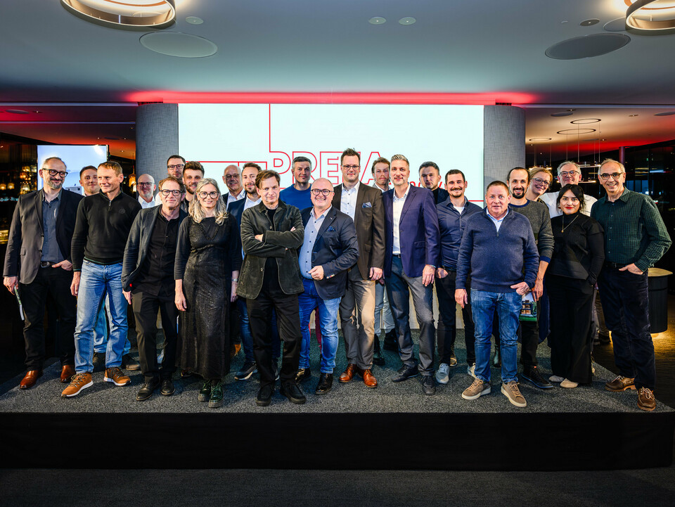 Photo de groupe des architectes, urbanistes et fabricants sur la scène de la présentation PREFARENZEN 2026 au k47.wien – un symbole fort de communauté, de créativité et d'architecture d'avenir. Devant le logo PREFARENZEN illuminé se tiennent les concepteurs des projets impressionnants intégrant l'aluminium PREFA. Cette scène reflète la fierté, l'innovation et la collaboration. Les produits PREFA offrent des solutions durables et résistantes aux intempéries, au design soigné – idéales pour les concepts architecturaux modernes. Une soirée inspirante, riche en échanges, en visions et en partenariats solides.