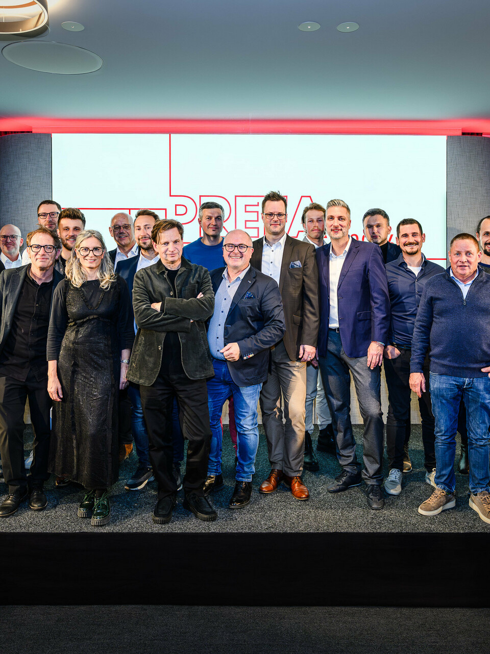 Photo de groupe des architectes, urbanistes et fabricants sur la scène de la présentation PREFARENZEN 2026 au k47.wien – un symbole fort de communauté, de créativité et d'architecture d'avenir. Devant le logo PREFARENZEN illuminé se tiennent les concepteurs des projets impressionnants intégrant l'aluminium PREFA. Cette scène reflète la fierté, l'innovation et la collaboration. Les produits PREFA offrent des solutions durables et résistantes aux intempéries, au design soigné – idéales pour les concepts architecturaux modernes. Une soirée inspirante, riche en échanges, en visions et en partenariats solides.