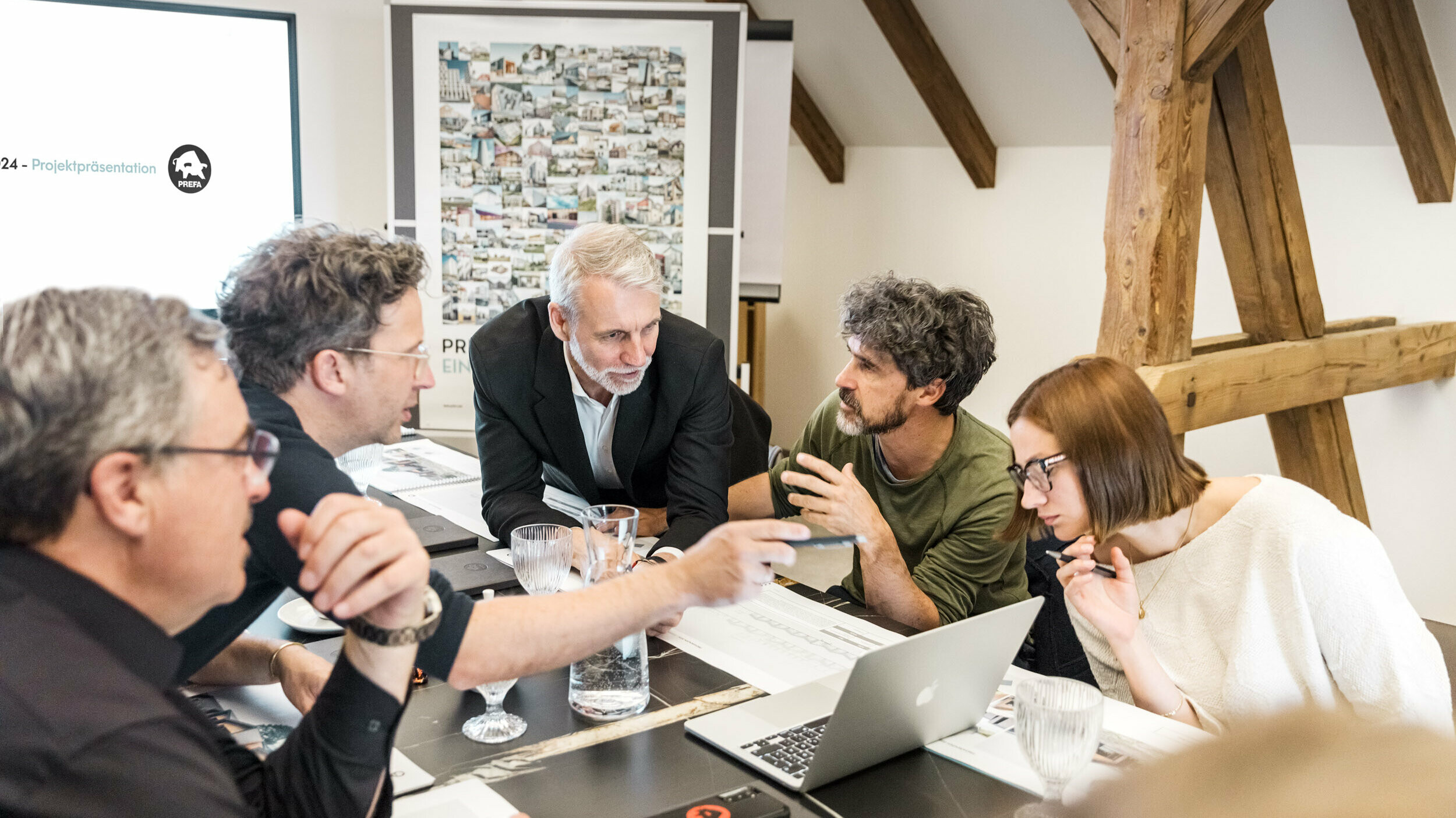 Une partie du jury d'experts examine les fiches de projet affichées.