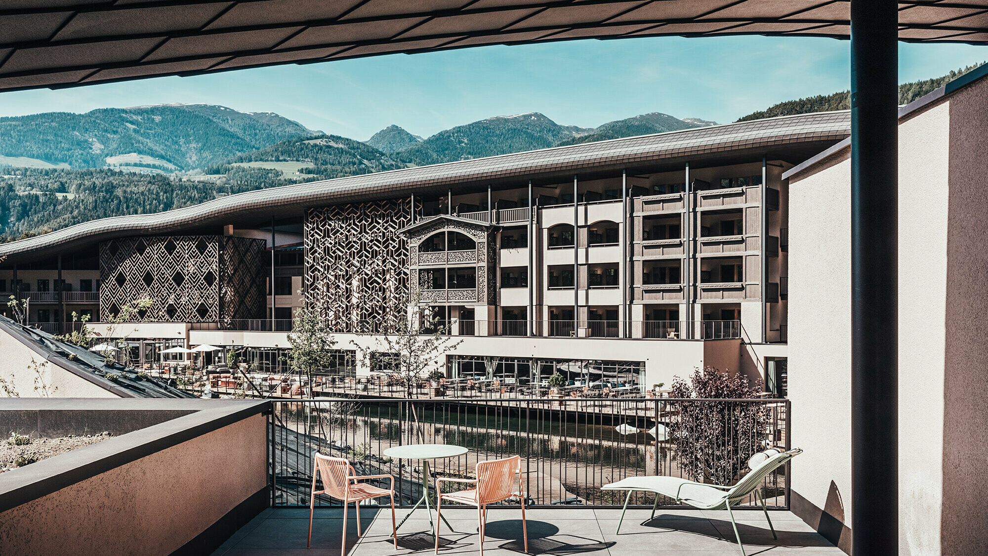 Aperçu de la terrasse de l'hôtel Falkensteiner. Le paysage vallonné est visible dans le fond.