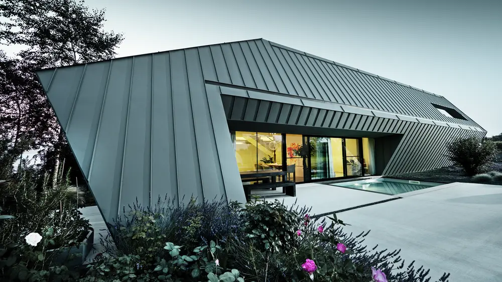 Maison individuelle moderne avec revêtement de toiture et de façade Prefalz dans deux tons de gris différents