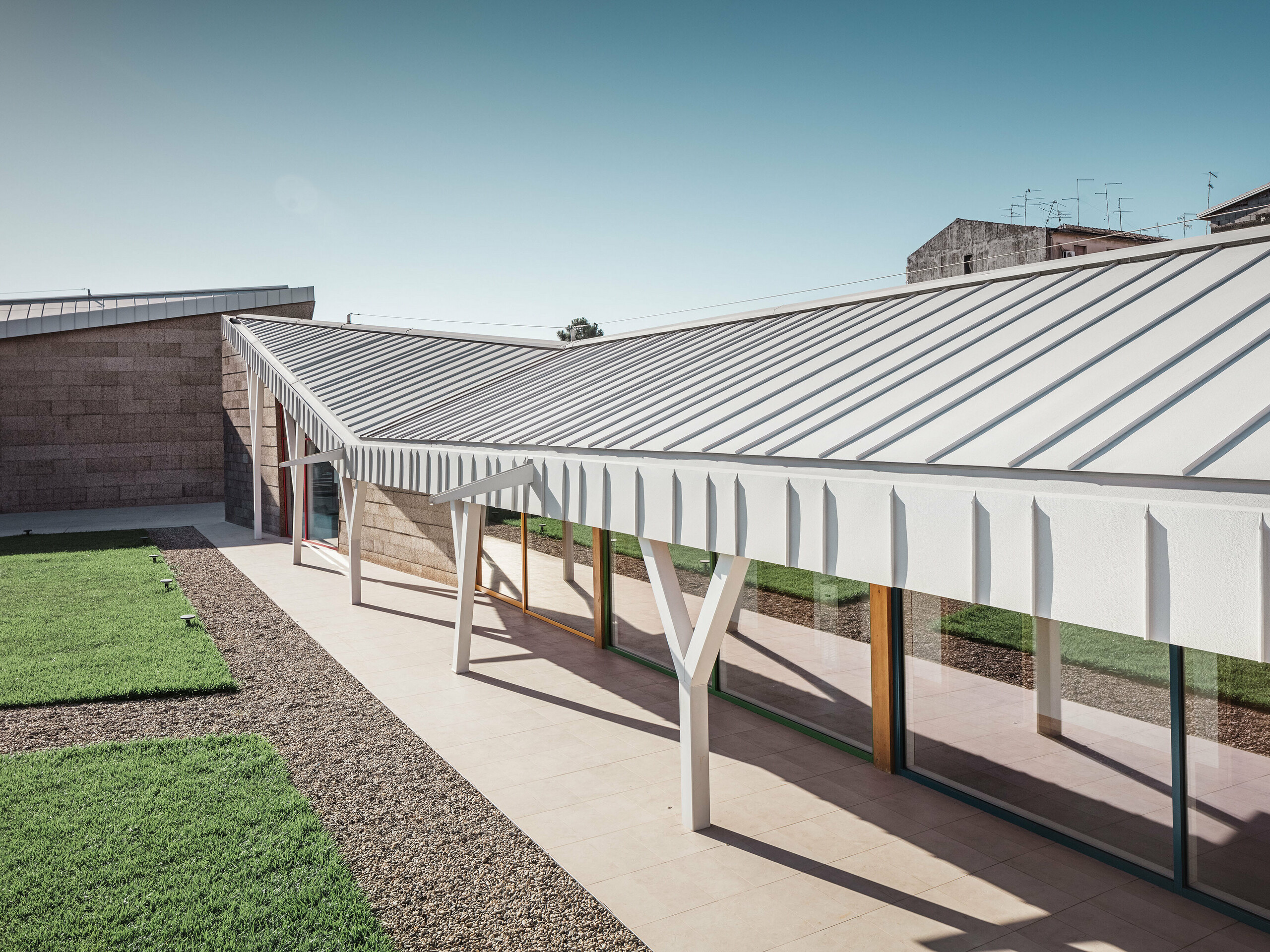 Sur cette image se trouve le toit en PREFALZ en P.10 blanc PREFA. L'aluminium blanc protège le bâtiment.