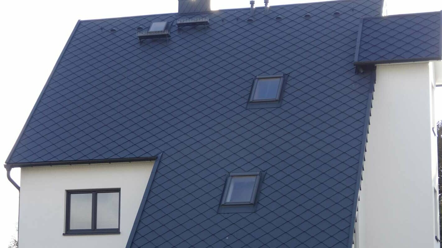 Rénovation de toiture d’une maison individuelle à l’aide de losanges de toiture PREFA