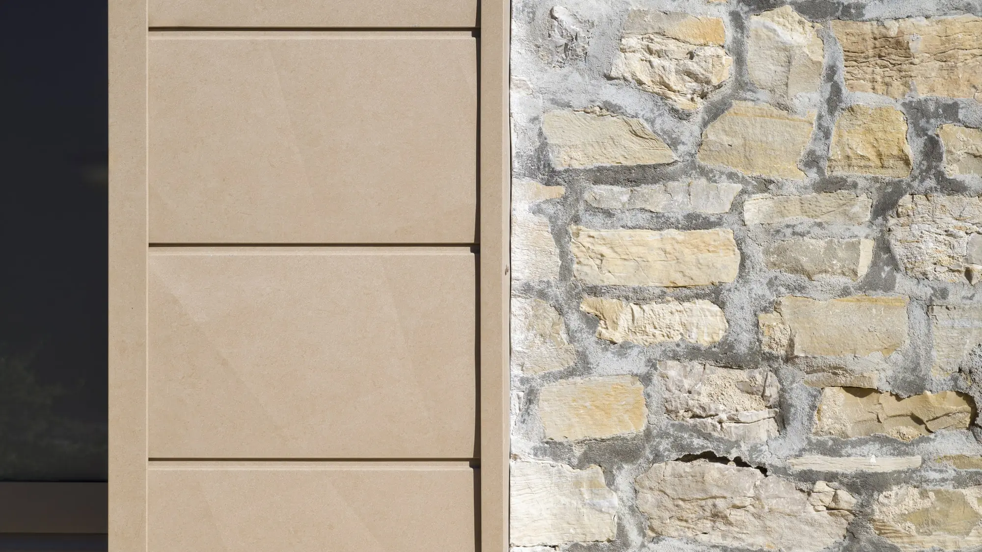 Zoom sur l'alliance du Siding.X en aluminium choisi dans la teinte P.10 brun sable et de la pierre naturelle