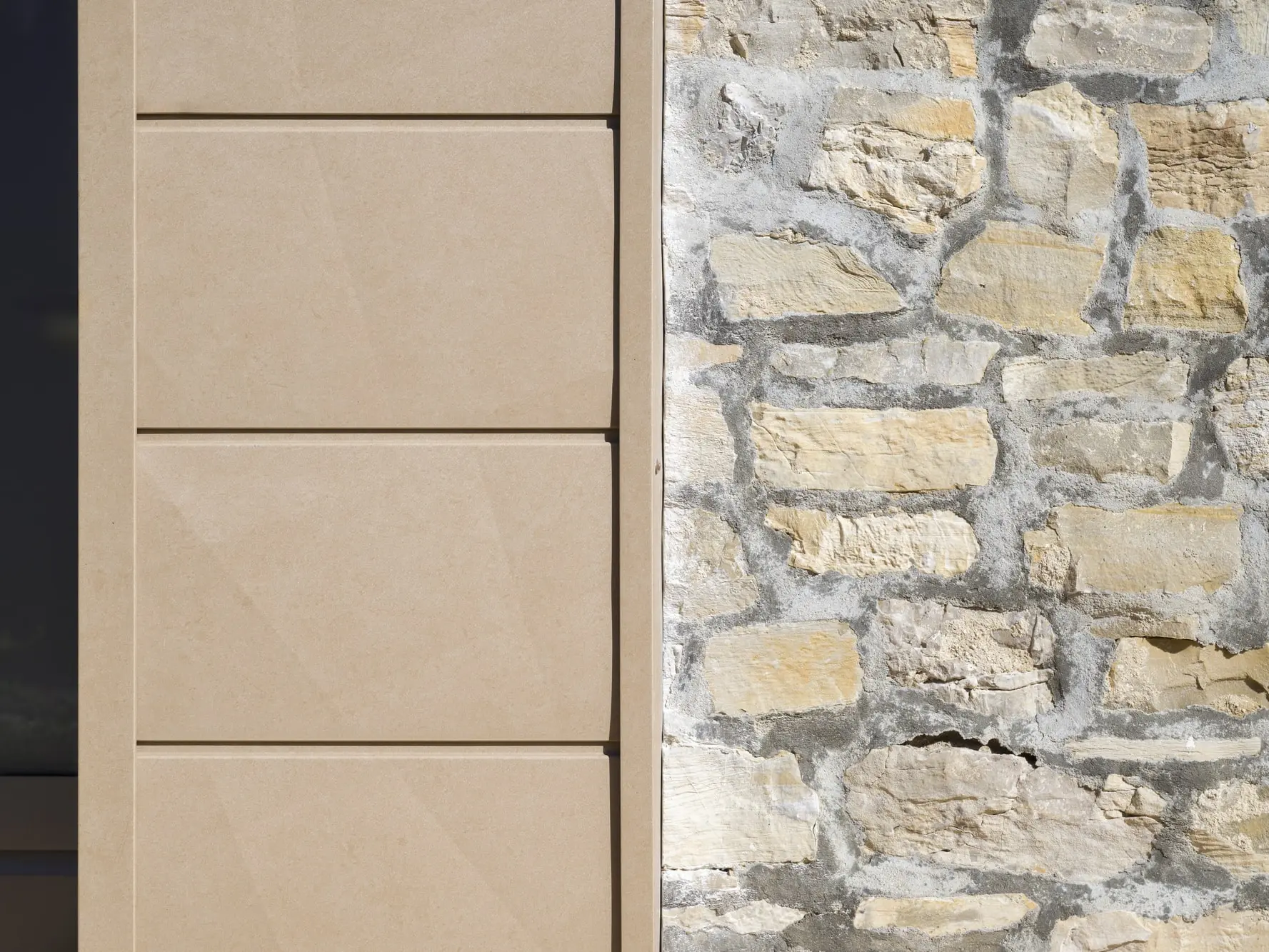 Zoom sur l'alliance du Siding.X en aluminium choisi dans la teinte P.10 brun sable et de la pierre naturelle