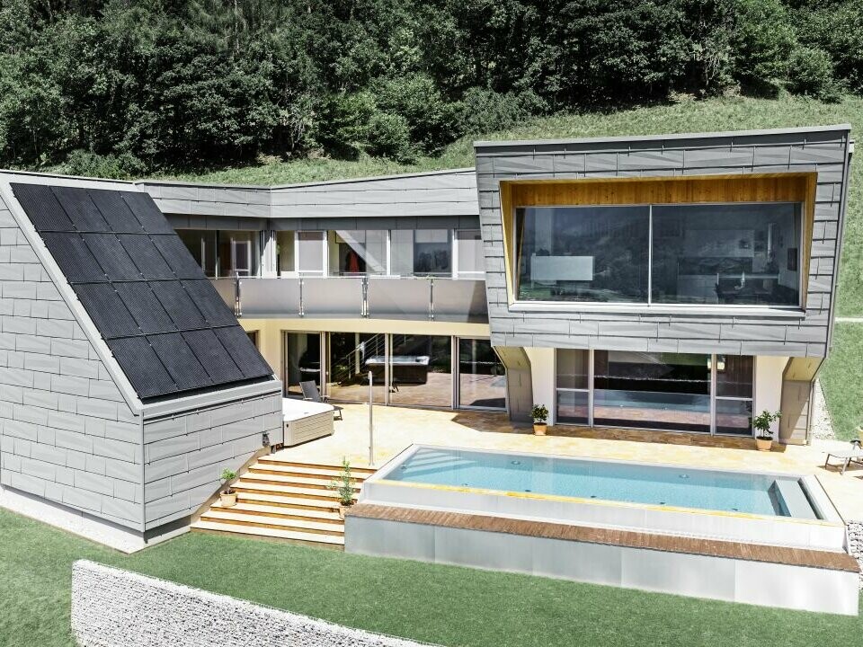 Extravagantes Einfamilienhaus mit Pool und Photovoltaik Anlage, eingedeckt mit PREFA Dach- und Fassadenpaneelen FX.12