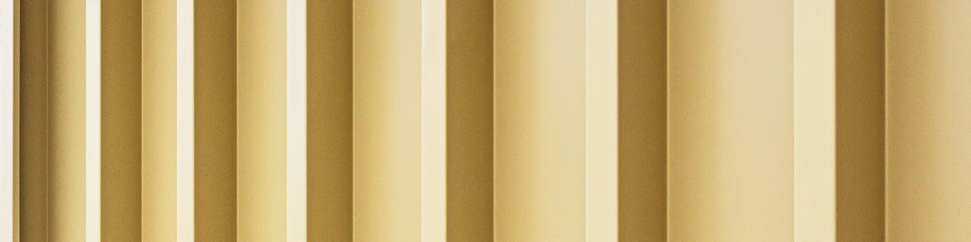 Un détail de la façade Prefalz lignée, beige savane, qui possède un rayonnement particulier.