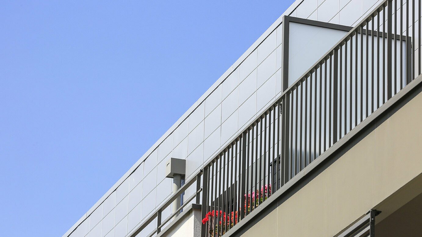 Vue du dessous de ce dernier étage recouvert en Siding Prefa dans la teinte argent métallisé