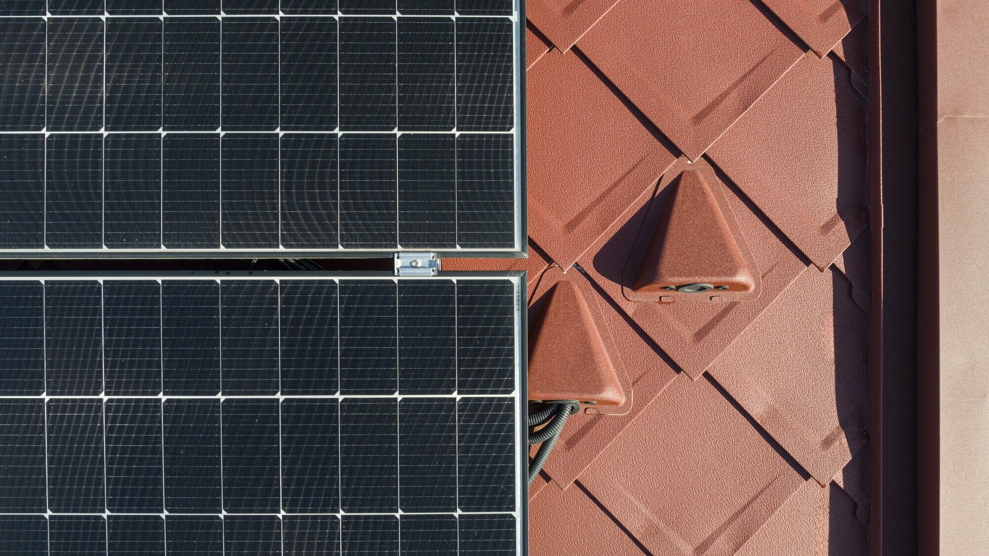 Prise de vue du système de support solaire PREFA, parfaitement adapté aux losanges 29x29 et assorti aux accessoires de toiture