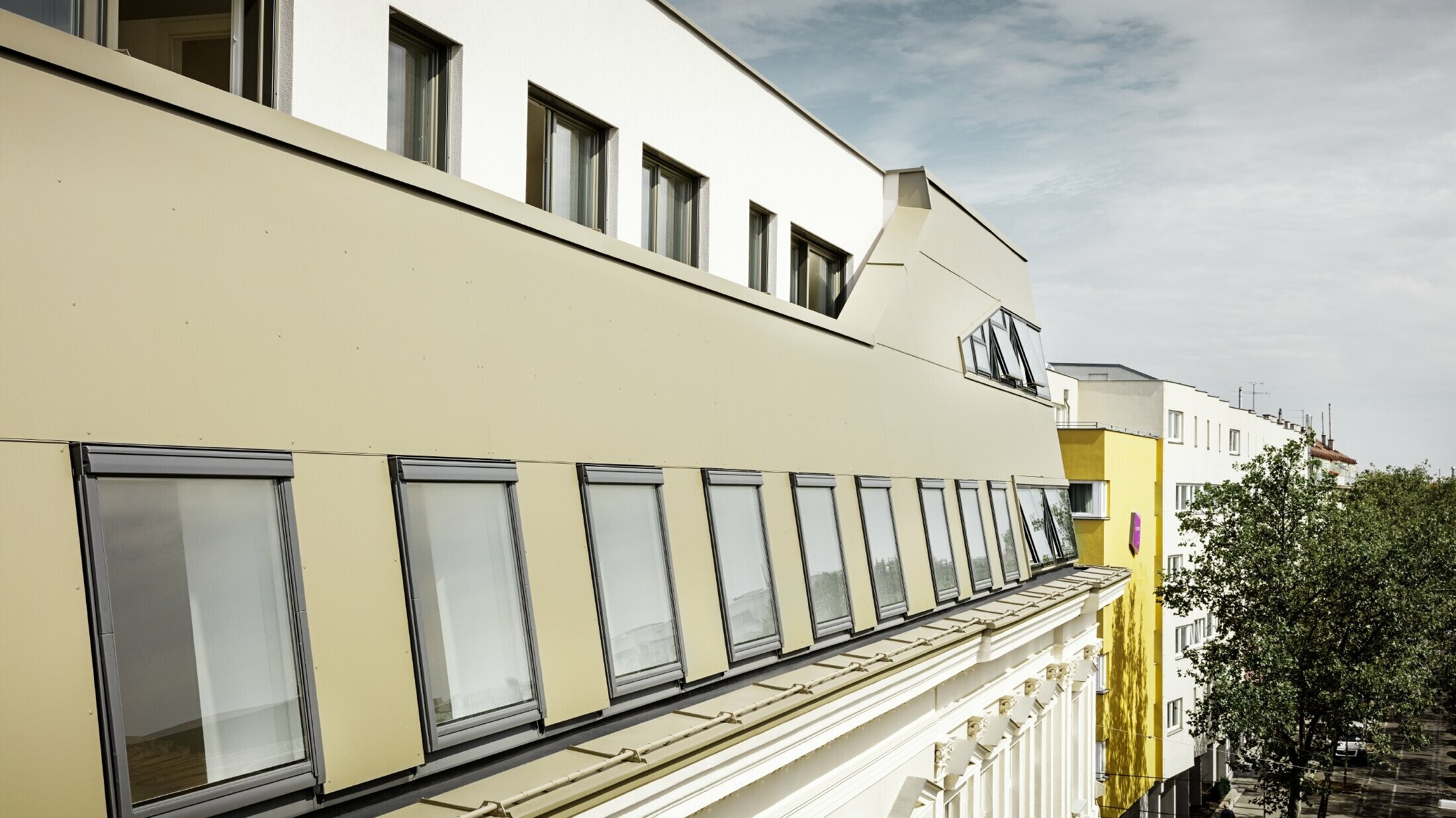 Aménagement et rehaussement de combles à Vienne, Schloßhofer Straße — Panneaux composites en aluminium PREFA de couleur bronze