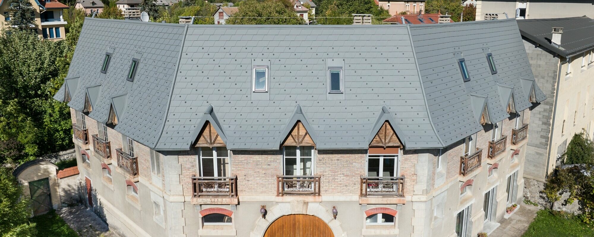 Vue en hauteur de la nouvelle toiture en bardeau PREFA dans la teinte P.10 gris souris stucco