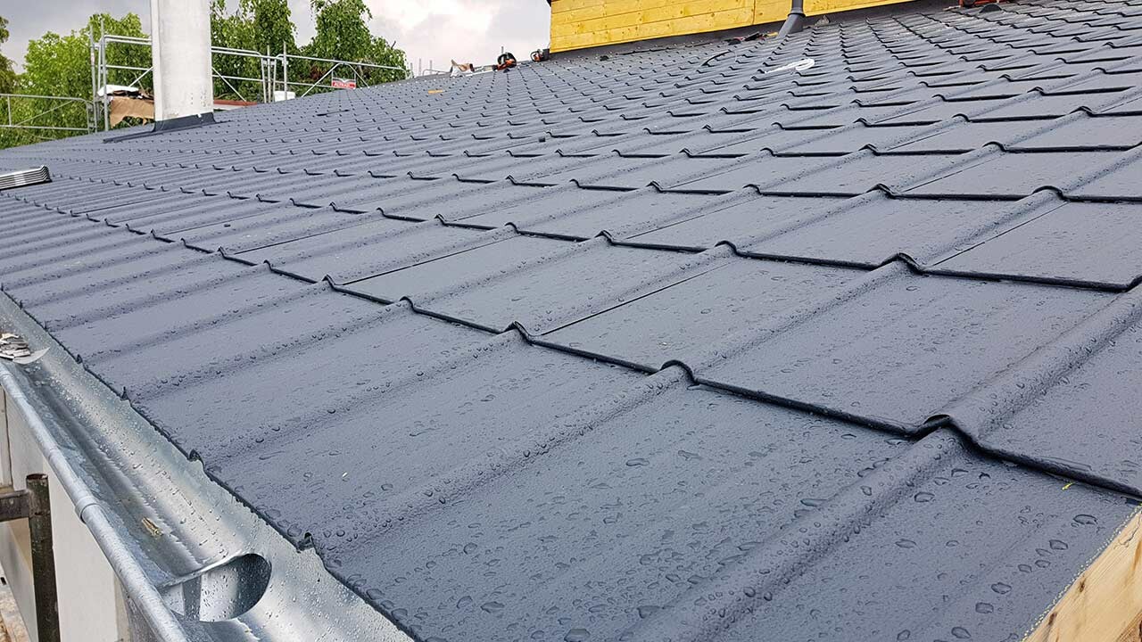 Maison individuelle recouverte de tuile PREFA anthracite