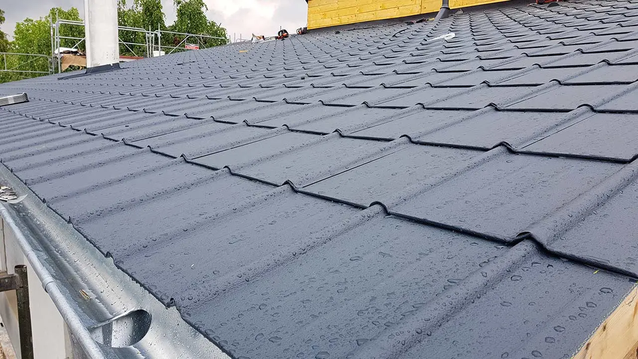 Maison individuelle recouverte de tuile PREFA anthracite