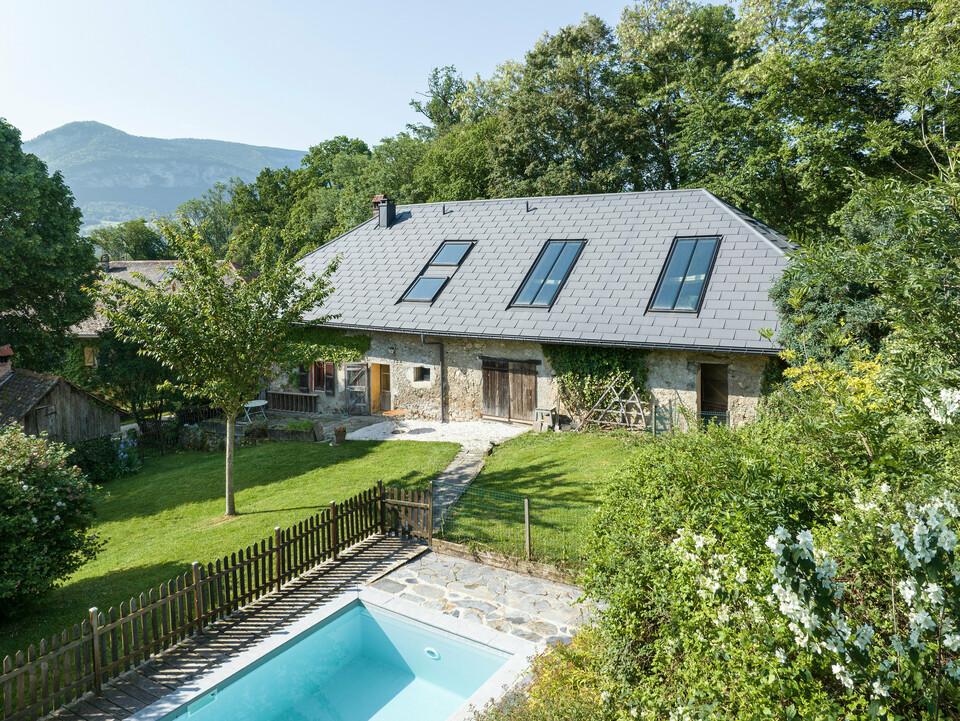 R.16 PREFA en P.10 gris sombre sur le toit d'une ancienne ferme en Haute-Savoie (France)
