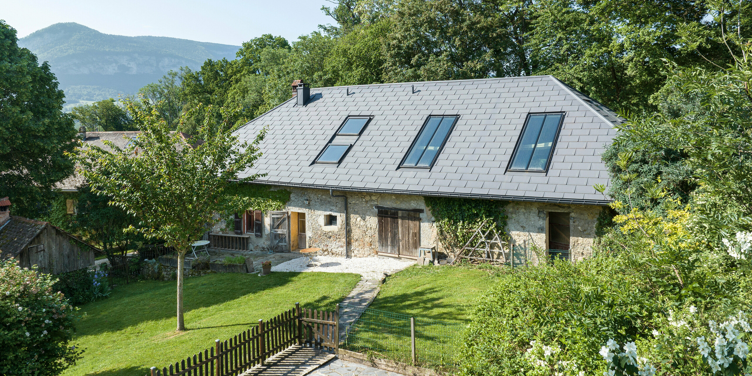 R.16 PREFA en P.10 gris sombre sur le toit d'une ancienne ferme en Haute-Savoie (France)