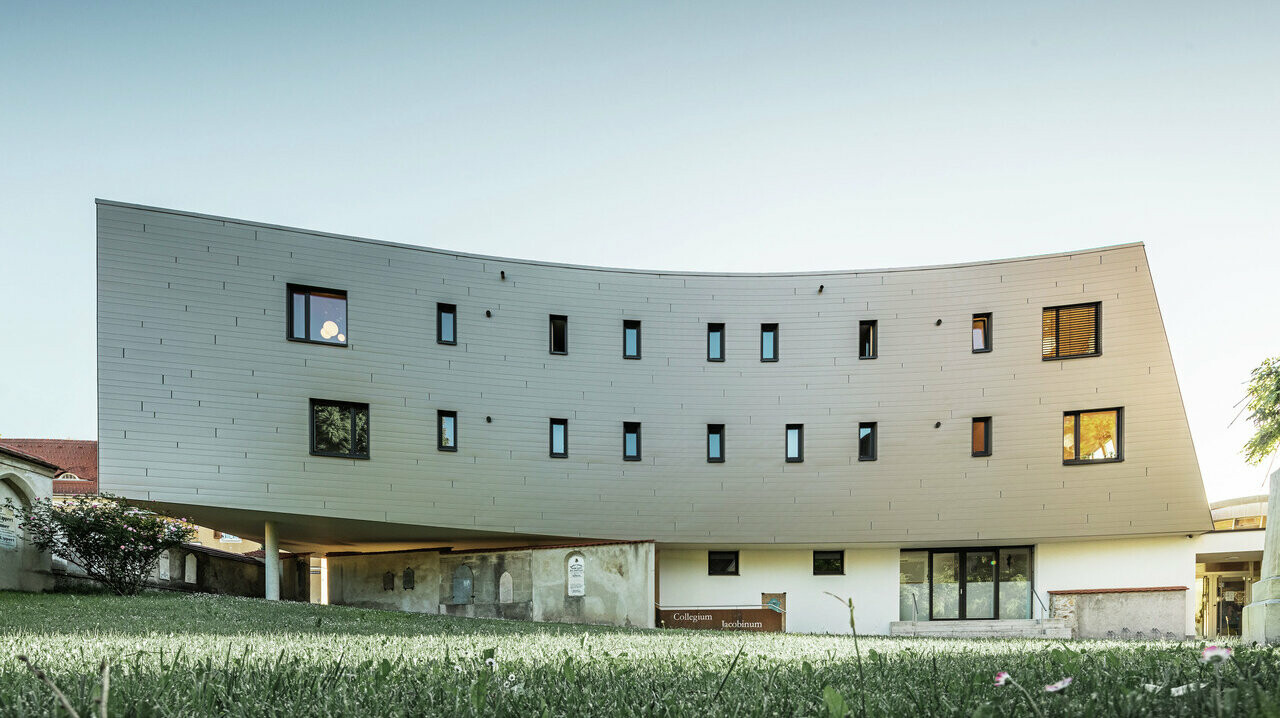 Vue de face de la résidence universitaire rénovée à Leoben.