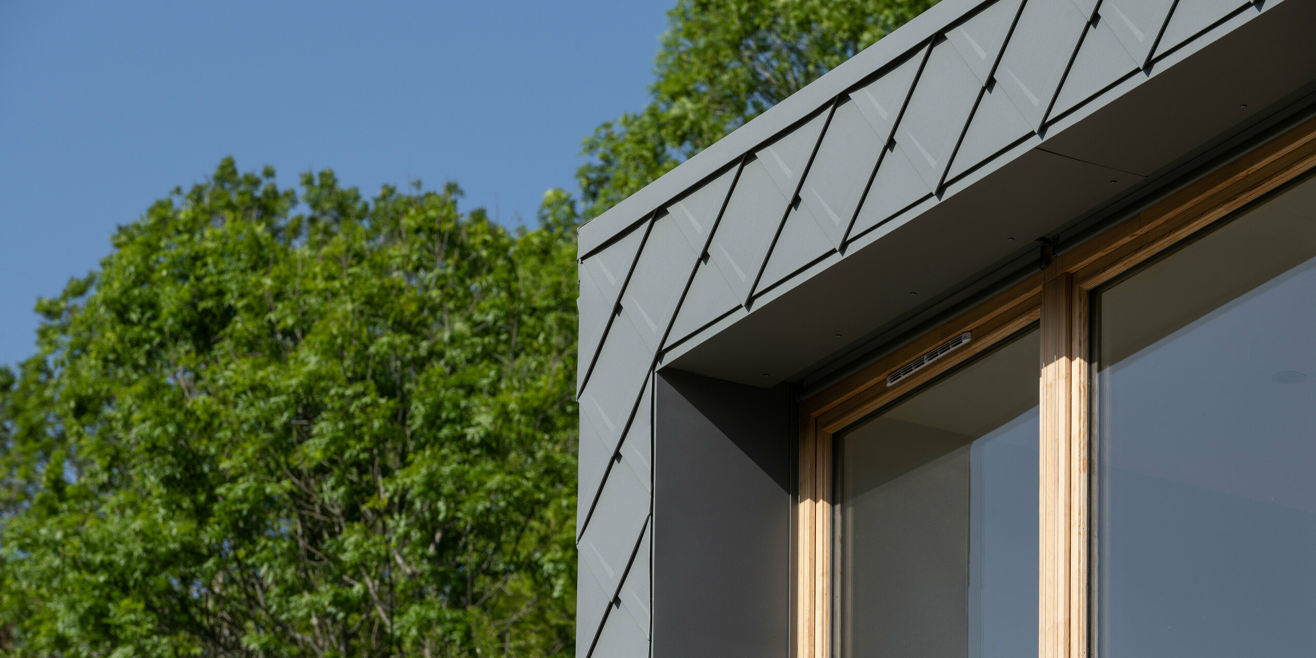 Losange de toiture 29x29 PREFA en P.10 gris souris sur un gîte d'étape à Engins près de Grenoble