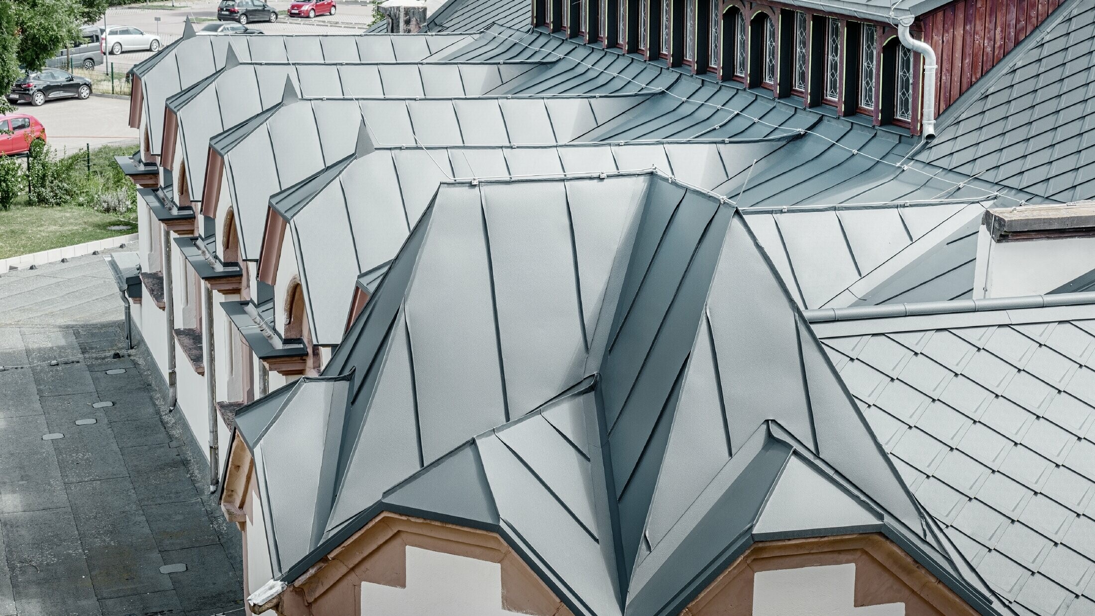 Salle de sport fraîchement rénovée de l’école de Lutherstadt Wittenberg — Toiture en aluminium PREFA réalisée avec des losanges de toiture et bandes Prefalz de couleur anthracite