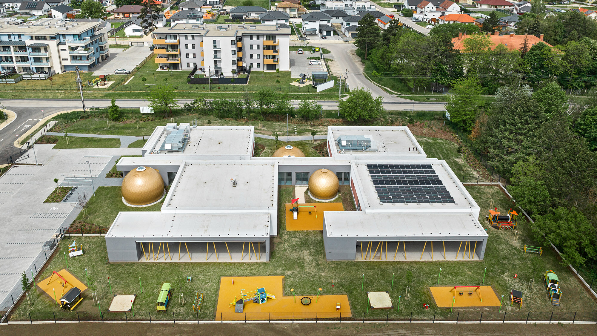 Toute la crèche ainsi que son environnement immédiat vus du ciel sur le côté.