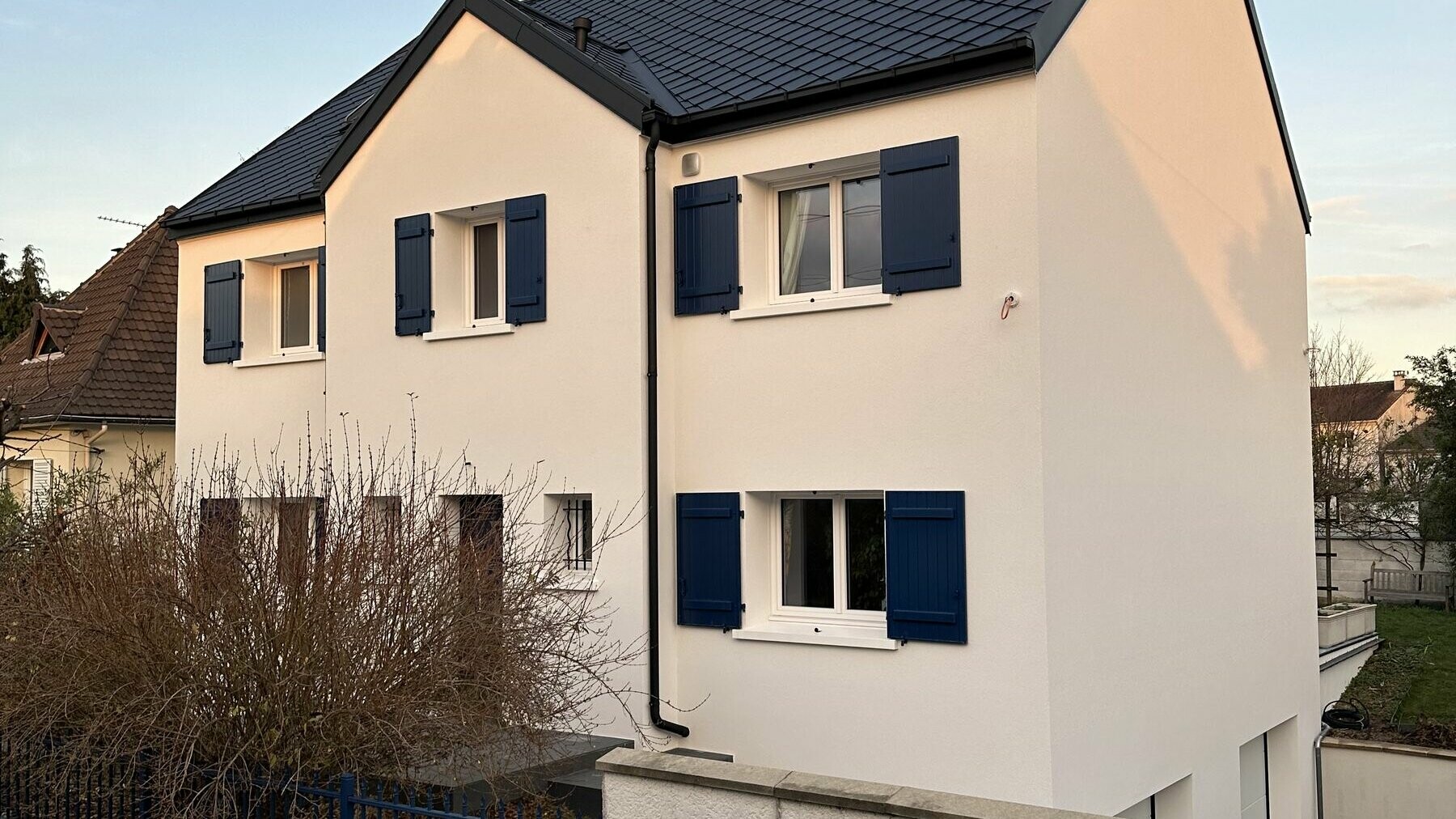 Prise de vue d'ensemble de la maison individuelle de Gagny dont la toiture a récemment été rénovée avec les losanges en aluminium PREFA