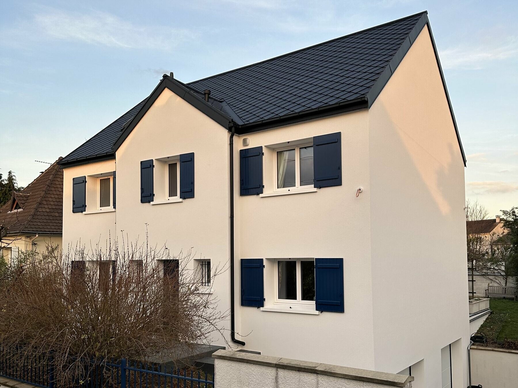 Prise de vue d'ensemble de la maison individuelle de Gagny dont la toiture a récemment été rénovée avec les losanges en aluminium PREFA