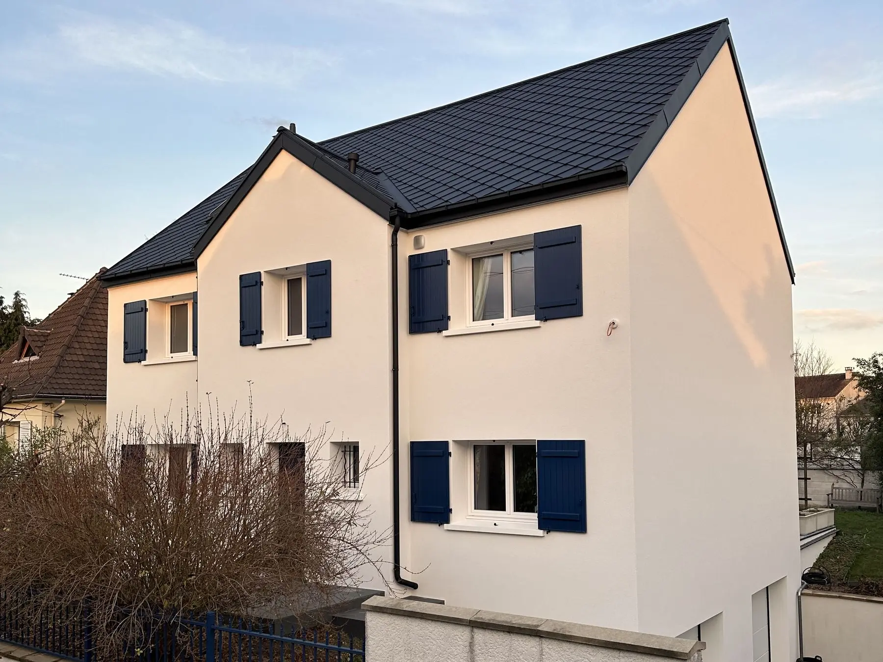 Prise de vue d'ensemble de la maison individuelle de Gagny dont la toiture a récemment été rénovée avec les losanges en aluminium PREFA