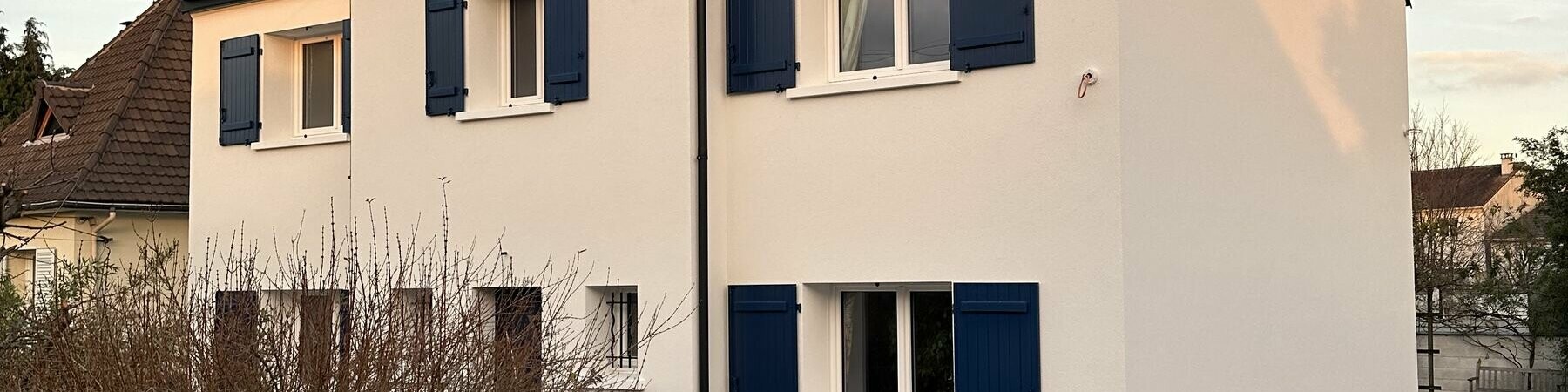 Prise de vue d'ensemble de la maison individuelle de Gagny dont la toiture a récemment été rénovée avec les losanges en aluminium PREFA