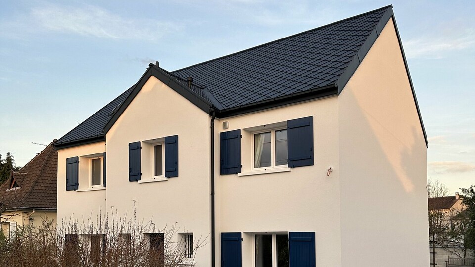 Prise de vue d'ensemble de la maison individuelle de Gagny dont la toiture a récemment été rénovée avec les losanges en aluminium PREFA