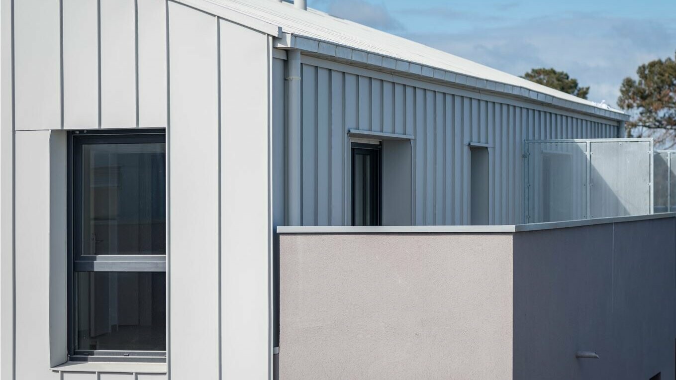 Vue latérale du bardage en joint debout Prefalz dans la teinte P.10 blanc pur