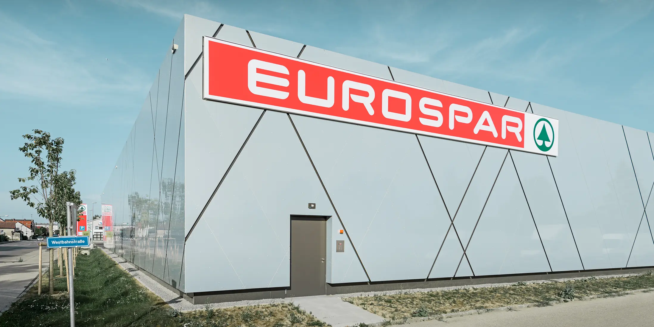 Arrière de la nouvelle filiale Eurospar de Wels ; la façade a été habillée avec le panneau composite en aluminium de PREFA dans la couleur unique argent doré.